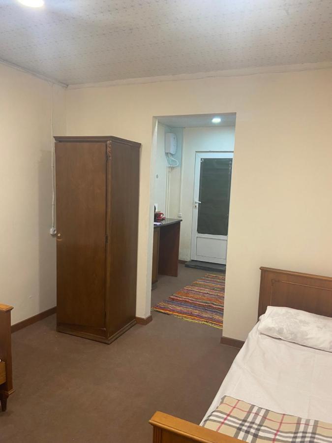 Vahe'S Corner House Hotel Yerevan Bagian luar foto