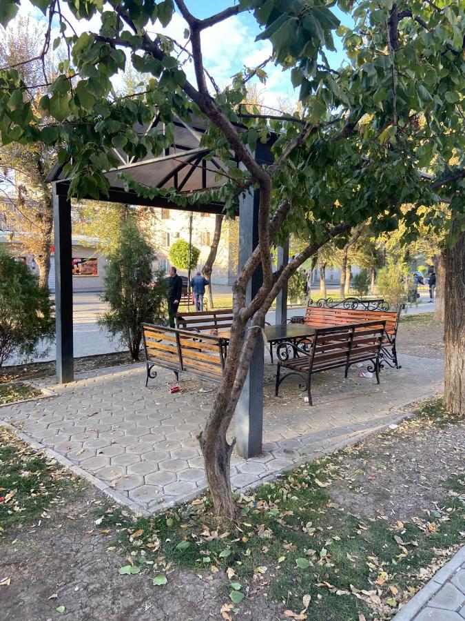 Vahe'S Corner House Hotel Yerevan Bagian luar foto
